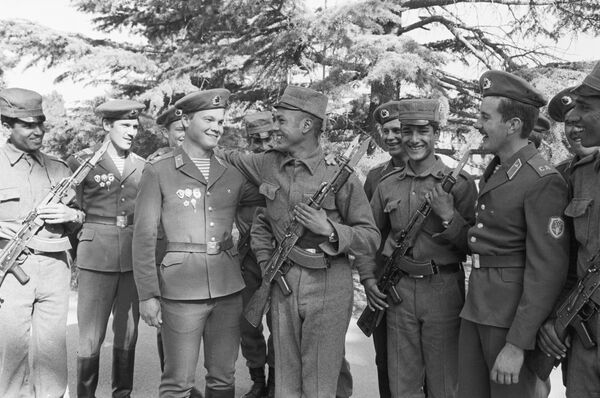 A limited Soviet troop contingent in Afghanistan. Soviet paratroopers and Afghan soldiers. (File) - Sputnik Việt Nam
