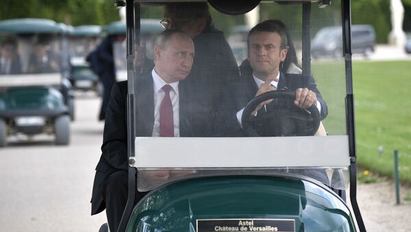 29 tháng Năm. Pháp, Versailles. Tổng thống  Nga Vladimir Putin và Tổng thống Pháp Emmanuel Macron đến xem triển lãm Piotr I. Sa hoàng ở Pháp. Năm 1717” trong Đại điện Grand Trianon. - Sputnik Việt Nam