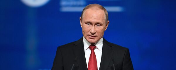 Vladimir Putin phát biểu tại phiên họp toàn thể SPIEF. - Sputnik Việt Nam