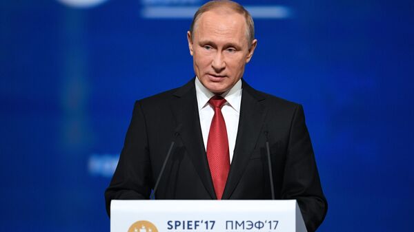 Vladimir Putin phát biểu tại phiên họp toàn thể SPIEF. - Sputnik Việt Nam