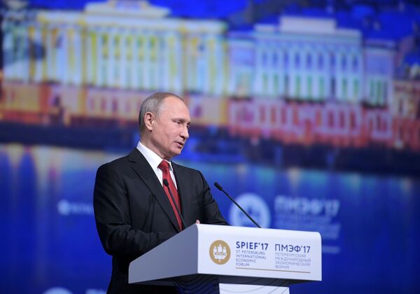 Phương Tây cưỡi lên đầu Moskva và những từ có cánh khác ông Putin tại SPIEF - Sputnik Việt Nam