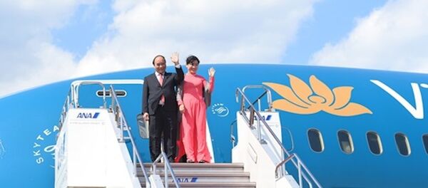 Thủ tướng Nguyễn Xuân Phúc và phu nhân trước lúc bước xuống sân bay Haneda, thủ đô Tokyo, Nhật Bản. Thủ tướng Nguyễn Xuân Phúc và phu nhân trước lúc bước xuống sân bay Haneda, thủ đô Tokyo, Nhật Bản. - Sputnik Việt Nam