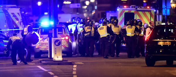 Police attend to an incident on London Bridge in London, Britain, June 3, 2017 Police attend to an incident on London Bridge in London, Britain, June 3, 2017 - Sputnik Việt Nam