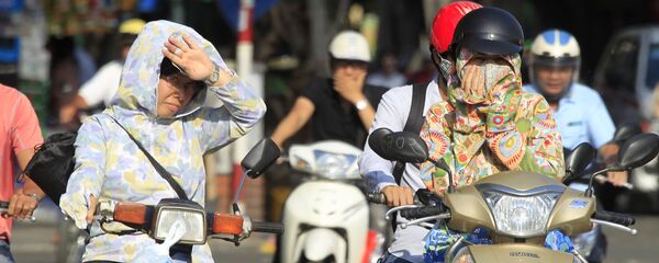 Người dân Hà Nội lái xe máy dưới nắng nóng - Sputnik Việt Nam