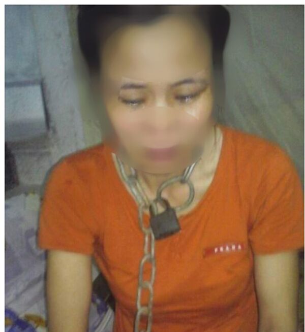 Hình ảnh chị P.T.T bị chồng xích cổ khiến cộng đồng mạng sốc Hình ảnh chị P.T.T bị chồng xích cổ khiến cộng đồng mạng sốc - Sputnik Việt Nam