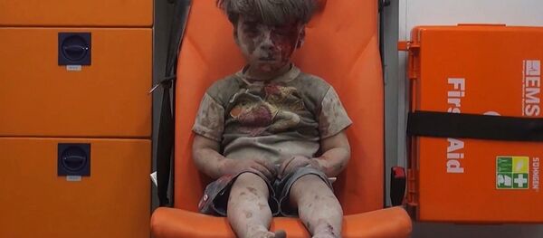 Пострадавший при обстреле Алеппо сирийский мальчик Омран, 17 августа 2016 - Sputnik Việt Nam