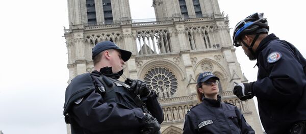 French police officers patrol outside Notre Dame Cathedral (File) - Sputnik Việt Nam