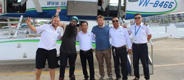 2 đạo diễn phim “Kong” và “Gozilla” thăm vịnh Hạ Long bằng thủy phi cơ - Sputnik Việt Nam