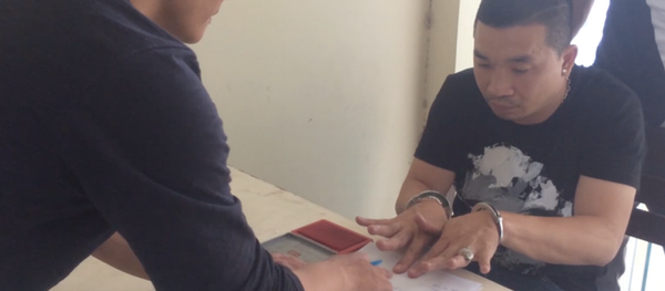 Văn Kính Dương thời điểm bị bắt giữ và khám xét nơi ở - Sputnik Việt Nam