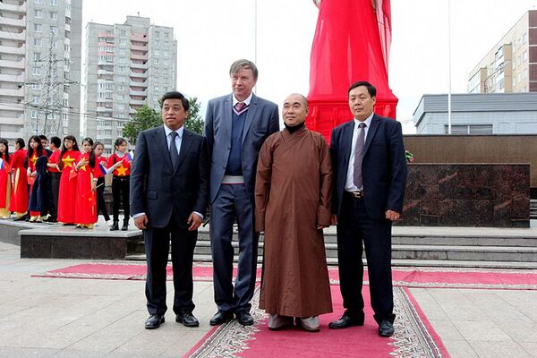 Khánh thành tượng Chủ tịch Hồ Chí Minh trên quê hương Lenin (Ảnh, video) Khánh thành tượng Chủ tịch Hồ Chí Minh trên quê hương Lenin (Ảnh, video) - Sputnik Việt Nam