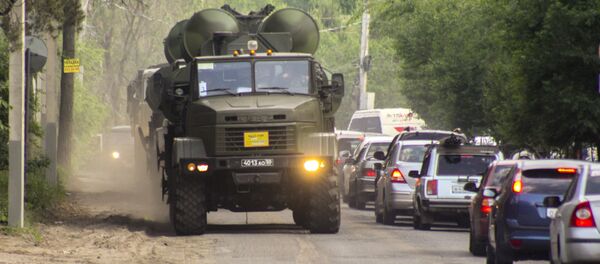 Đoàn xe bề thế với bệ phóng S-300 không dễ di chuyển trên tuyến đường nhựa. - Sputnik Việt Nam