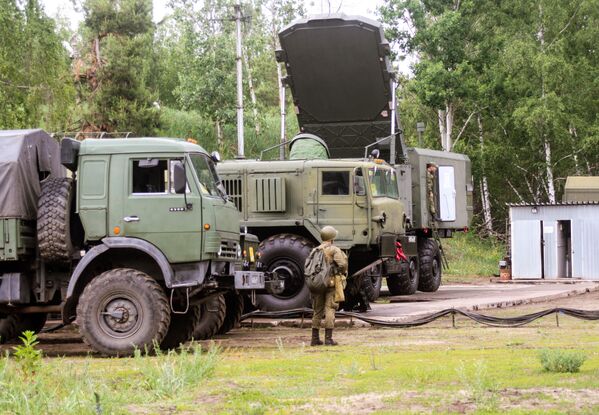 Phía sau là tai mắt của S-300 -  radar phát hiện mọi độ cao. - Sputnik Việt Nam