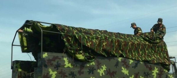 Khi hành quân, kíp chiến đấu có thể nhanh chóng ngụy trang pháo tự hành thành một xe vận tải thông thường trong chốc lát. - Sputnik Việt Nam