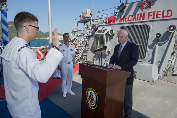 Thượng nghị sĩ Mỹ John McCain đến thăm Việt Nam, Cam Ranh, USS John S. McCain (DDG 56) - Sputnik Việt Nam