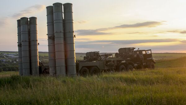 Зенитные ракетные комплексы С-300 Фаворит во время двусторонних учений войск ПВО и авиации Западного военного округа - Sputnik Việt Nam