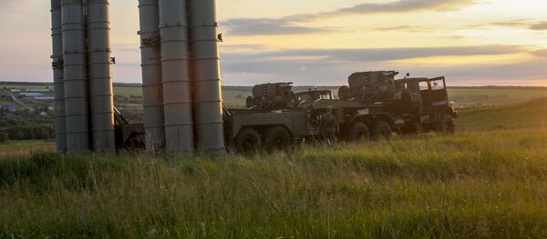 Зенитные ракетные комплексы С-300 Фаворит во время двусторонних учений войск ПВО и авиации Западного военного округа - Sputnik Việt Nam