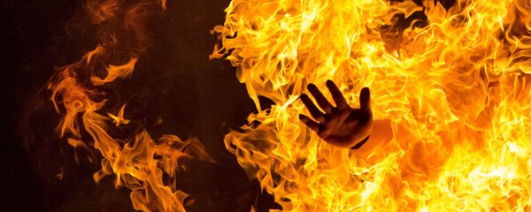 Прыжки через костер на празднике Сан-Хуан в Испании - Sputnik Việt Nam