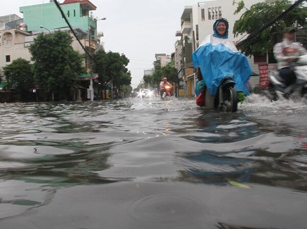 Trận mưa với vũ lượng lớn đổ xuống như trút trên nhiều địa bàn các quận, huyện tại TP.HCM - Sputnik Việt Nam