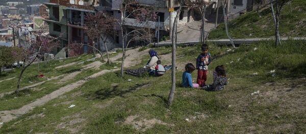 Сирийские беженцы в одном из районов Измира Сирийские беженцы в одном из районов Измира - Sputnik Việt Nam