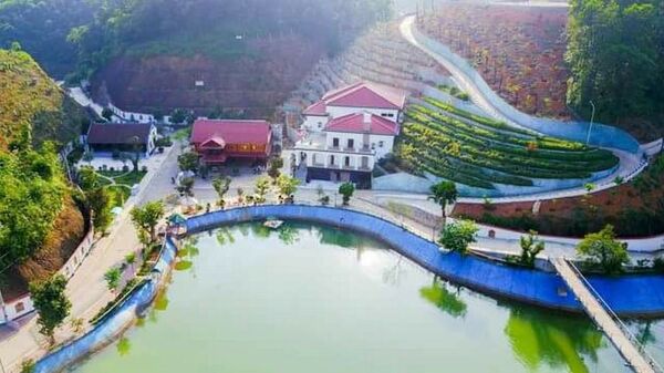 Đây là biệt phủ của Phạm Sỹ Quý, giám đốc sở TN-MT tỉnh Yên Bái, xây dựng trái phép trên đất rừng (1,3 ha). - Sputnik Việt Nam