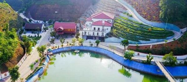 Đây là biệt phủ của Phạm Sỹ Quý, giám đốc sở TN-MT tỉnh Yên Bái, xây dựng trái phép trên đất rừng (1,3 ha). Đây là biệt phủ của Phạm Sỹ Quý, giám đốc sở TN-MT tỉnh Yên Bái, xây dựng trái phép trên đất rừng (1,3 ha). - Sputnik Việt Nam