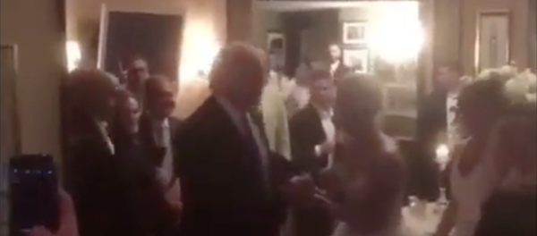 Ông Trump “lạc” vào một đám cưới trong câu lạc bộ golf - Sputnik Việt Nam