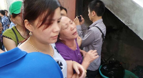 Người thân đau xót trước cái chết của bé - Sputnik Việt Nam