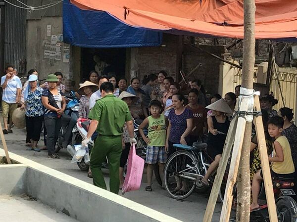 Chiếc chậu nhựa được cơ quan chức năng mang đi để phục vụ điều tra - Sputnik Việt Nam