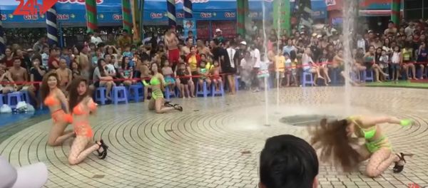 Múa 'mát mẻ' tại Đầm Sen, khán giả bức xúc - Sputnik Việt Nam