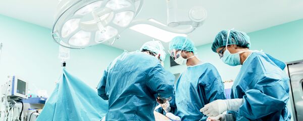 Các chuyên gia y tế trong ca phẫu thuật - Sputnik Việt Nam