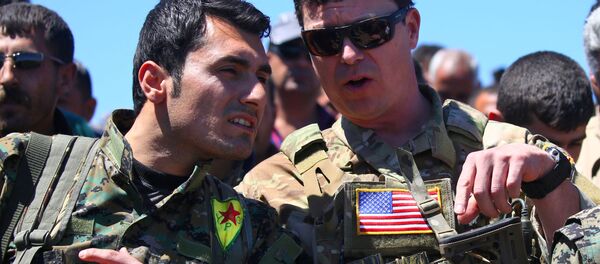 Chiến binh Tự vệ nhân dân người Kurd và sĩ quan Mỹ ở Syria - Sputnik Việt Nam