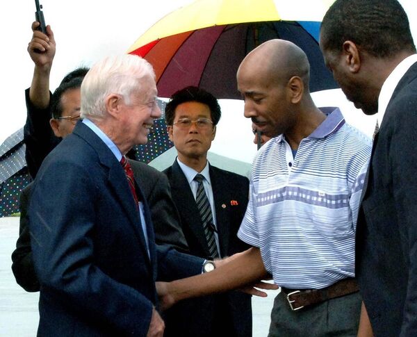 Cựu tổng thống Jimmy Carter (trái) và ông Gomes. - Sputnik Việt Nam