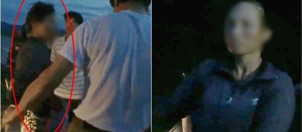 Người dân vây bắt người phụ nữ nghi có hành vi bắt cóc trẻ em. - Sputnik Việt Nam