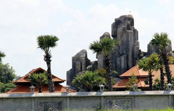 Biệt phủ giữa đồng tại xã Châu Hưng A, huyện Vĩnh Lợi, tỉnh Bạc Liêu. Biệt phủ giữa đồng tại xã Châu Hưng A, huyện Vĩnh Lợi, tỉnh Bạc Liêu. - Sputnik Việt Nam