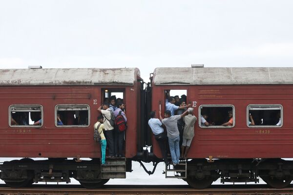 Sri Lanka. Chuyến tàu đông như nêm cối vào giờ cao điểm buổi sáng ... - Sputnik Việt Nam