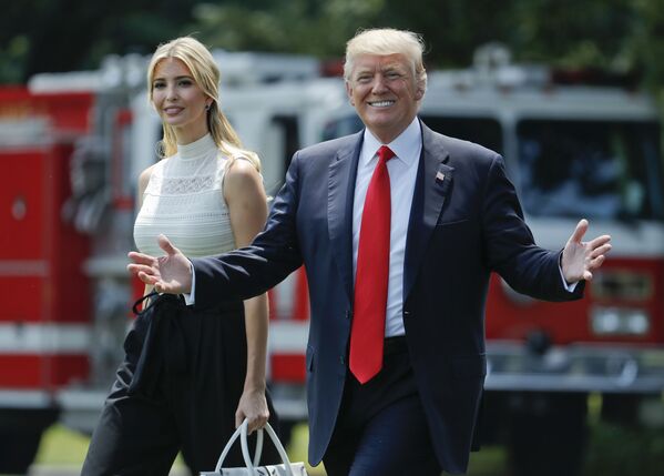 13 tháng Sáu. Tổng thống Mỹ Donald Trump và cô con gái Ivanka trên bãi cỏ trong Nhà Trắng ở Washington. - Sputnik Việt Nam