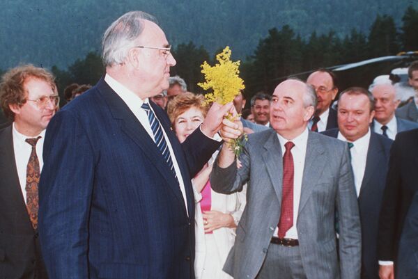 Helmut Kohl và Mikhail Gorbachev Helmut Kohl và Mikhail Gorbachev - Sputnik Việt Nam