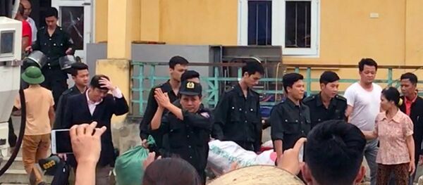 Người dân Đồng Tâm thả các chiến sĩ cơ động sau nhiều người nhốt giữ. - Sputnik Việt Nam