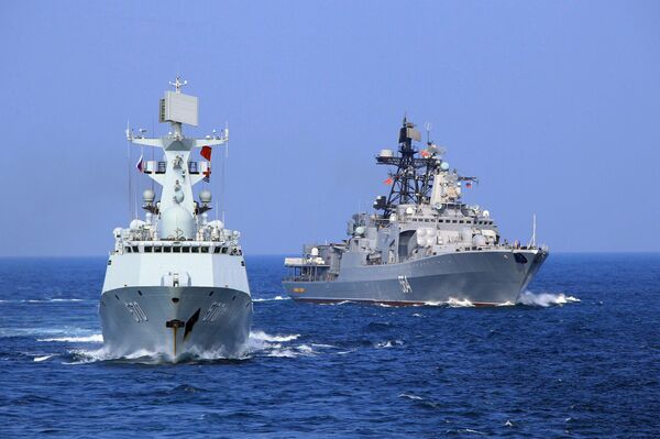 In this Friday, Sept. 16, 2016 photo released by Xinhua News Agency, Chinese Navy frigate Huangshan, left, and Russian Navy antisubmarine ship Admiral Tributs take part in a joint naval drill at sea off south China's Guangdong Province. - Sputnik Việt Nam