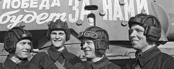 Những người lính tăng trước khi lên đường ra tiền tuyến. Matxcơva,  tháng 6 năm 1941. - Sputnik Việt Nam