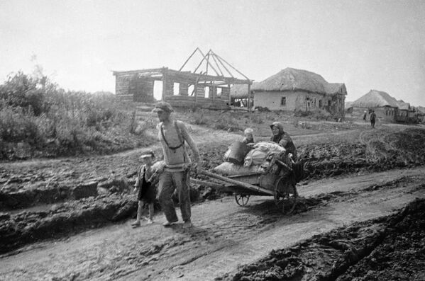 Ukraina, tháng 6 năm 1941. Người tị nạn. - Sputnik Việt Nam