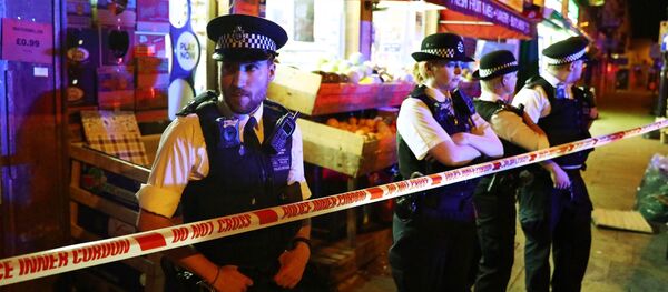 Полицейские на месте наезда фургона на людей у мечети на севере Лондона - Sputnik Việt Nam