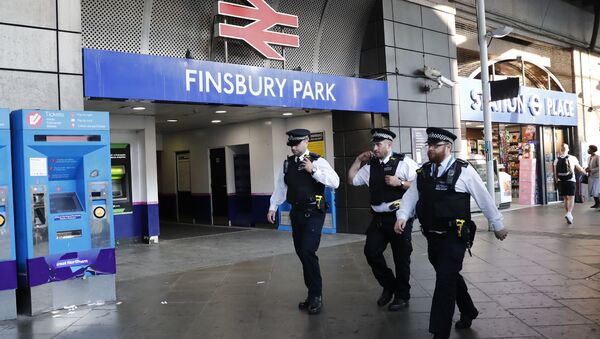 Police patrol outside Finsbury Park station in north London after a vehicle hit pedestrians, on June 19, 2017. - Sputnik Việt Nam