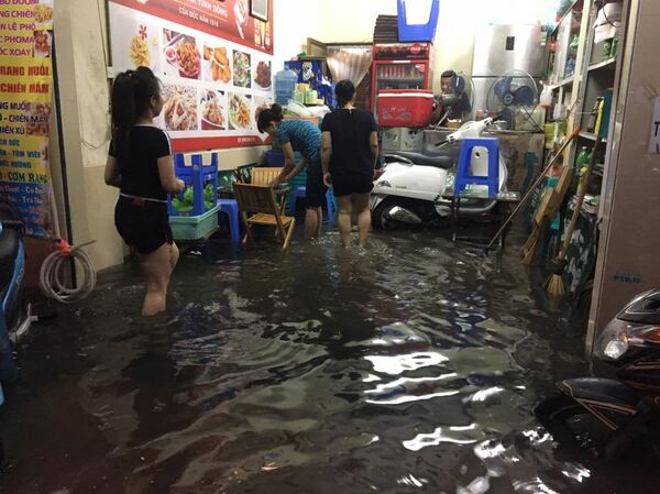 Một cửa hàng đang dọn dẹp vì nước tràn vào nhà - Sputnik Việt Nam