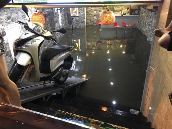 Tầng hầm của một căn hộ cũng chìm trong biển nước - Sputnik Việt Nam