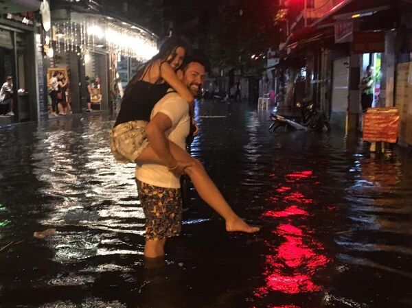 Cặp đôi người Tây Ban Nha hết sức thích thú với cảnh ngập này - Sputnik Việt Nam