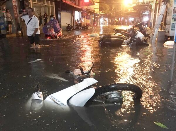 Xe máy ngâm trong nước ở phố Lương Ngọc Quyến - Sputnik Việt Nam