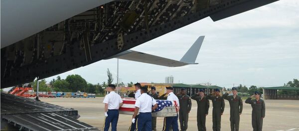 Quân đội Hoa Kỳ đưa các bộ hài cốt của quân nhân Mỹ mất tích trong chiến tranh Việt Nam lên máy bay để chuyển về Mỹ - Sputnik Việt Nam