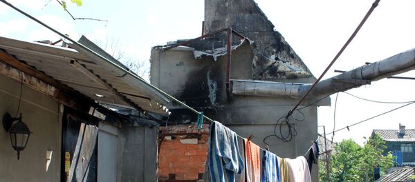 Nhà dân bị pháo kích tàn phá ở quận Oktyabrsky, tp. Donetsk - Sputnik Việt Nam
