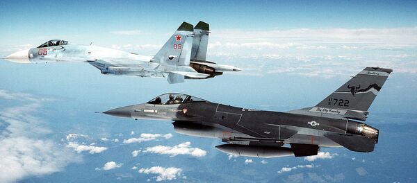 Su-27 và F-16 - Sputnik Việt Nam